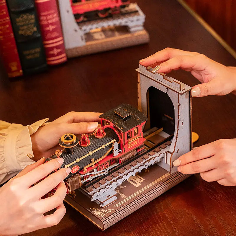 Century Train - Book Nook - Holz Wunder